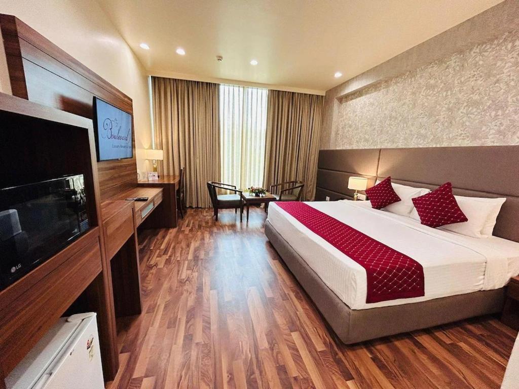 Boulevard 9 Luxury Resort & Spa Nadiad Exterior photo