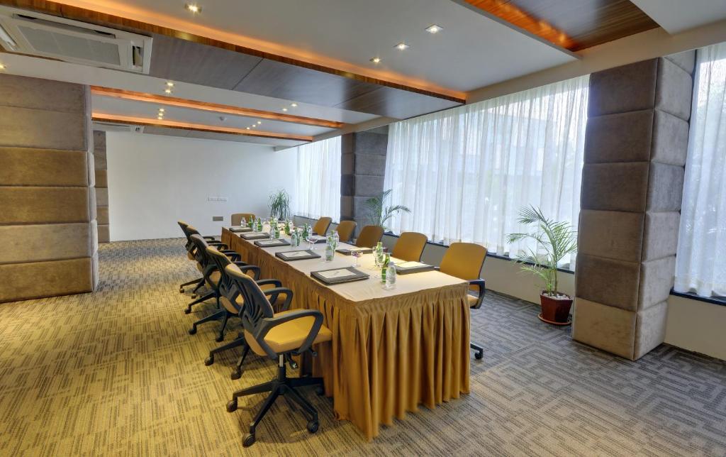 Boulevard 9 Luxury Resort & Spa Nadiad Exterior photo